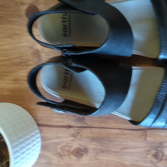 EARTH Black leather wedge heel sandals. - Picture 4 of 7